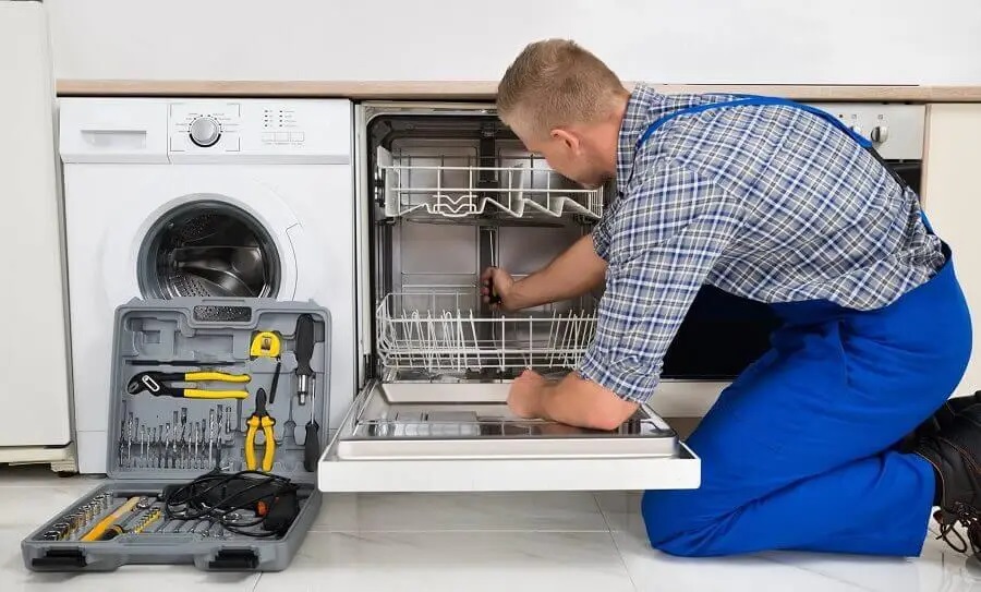 Sarıgöl Hotpoint servisi teknisyen ekibi beyaz eşya tamiri yaparken